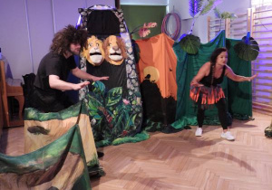 Dzieci oglądają przedstawienie teatralne.
