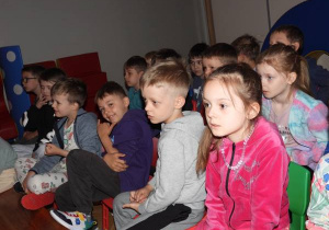 Dzieci oglądają przedstawienie teatralne.