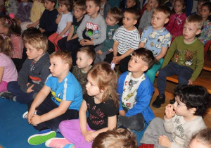 Dzieci oglądają przedstawienie teatralne.
