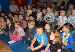 Dzieci oglądają przedstawienie teatralne.