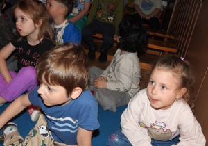 Dzieci oglądają przedstawienie teatralne.