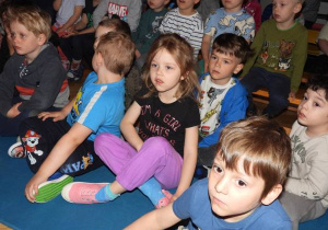 Dzieci oglądają przedstawienie teatralne.