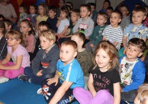 Dzieci oglądają przedstawienie teatralne.