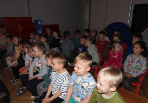 Dzieci oglądają przedstawienie teatralne.