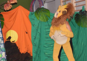 Dzieci oglądają przedstawienie teatralne.