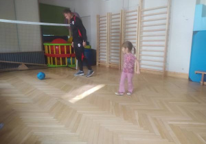 Dzieci kopią piłkę.