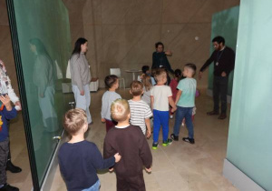 Dzieci zwiedzają muzeum POLIN.