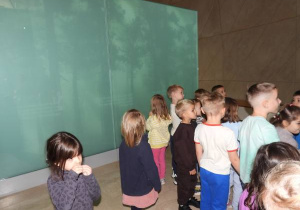 Dzieci zwiedzają muzeum POLIN.
