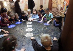 Dzieci zwiedzają muzeum POLIN.