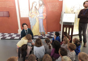 Dzieci zwiedzają muzeum POLIN.