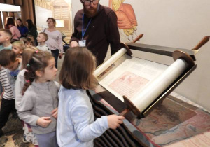 Dzieci zwiedzają muzeum POLIN.