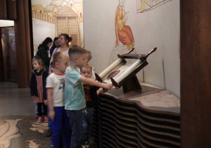 Dzieci zwiedzają muzeum POLIN.