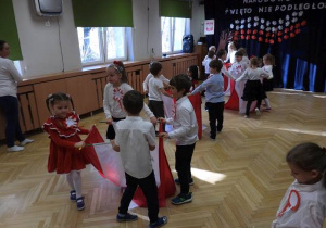 Dzieci tańczą.