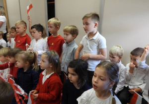 Przedszkolaki oglądają występ najstarszej grupy.