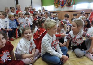 Przedszkolaki oglądają występ najstarszej grupy.