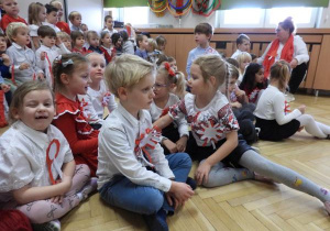 Przedszkolaki oglądają występ najstarszej grupy.