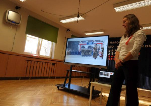 Nauczycielka opowiada o Narodowym Święcie Niepodległości.