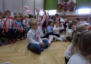 Przedszkolaki oglądają występ najstarszej grupy.