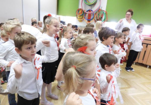 Dzieci śpiewają piosenkę.