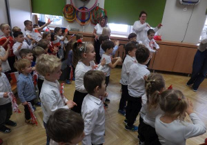 Dzieci śpiewają piosenkę.