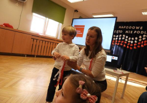 Chłopiec rozwiązuje quiz na tablicy multimedialnej.