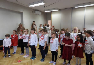 Dzieci śpiewają hymn narodowy.