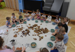 Dzieci lepią jeże podczas zajęć sensoplastyki.