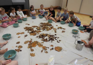 Dzieci lepią jeże podczas zajęć sensoplastyki.