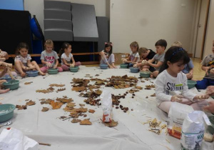 Dzieci lepią jeże podczas zajęć sensoplastyki.