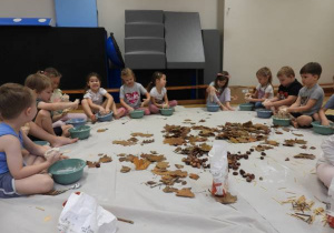Dzieci lepią jeże podczas zajęć sensoplastyki.