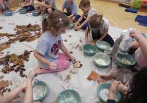 Dzieci lepią jeże podczas zajęć sensoplastyki.