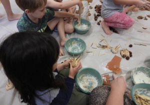 Dzieci lepią jeże podczas zajęć sensoplastyki.