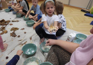 Dzieci lepią jeże podczas zajęć sensoplastyki.