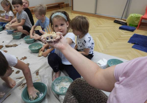Dzieci lepią jeże podczas zajęć sensoplastyki.