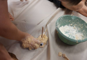 Dzieci lepią jeże podczas zajęć sensoplastyki.