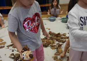 Dzieci lepią jeże podczas zajęć sensoplastyki.