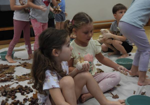 Dzieci lepią jeże podczas zajęć sensoplastyki.