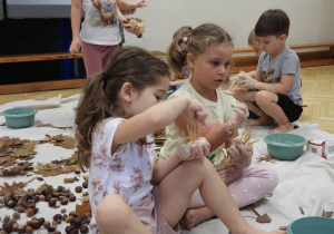 Dzieci lepią jeże podczas zajęć sensoplastyki.