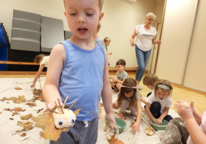 Dzieci lepią jeże podczas zajęć sensoplastyki.