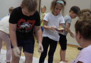 Dzieci lepią jeże podczas zajęć sensoplastyki.