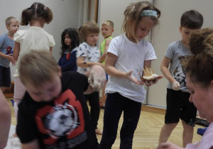 Dzieci lepią jeże podczas zajęć sensoplastyki.