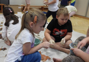 Dzieci lepią jeże podczas zajęć sensoplastyki.