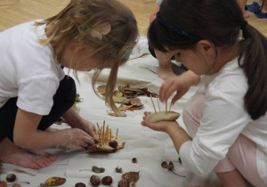 Dzieci lepią jeże podczas zajęć sensoplastyki.