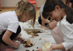 Dzieci lepią jeże podczas zajęć sensoplastyki.