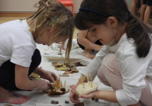 Dzieci lepią jeże podczas zajęć sensoplastyki.