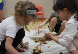 Dzieci lepią jeże podczas zajęć sensoplastyki.