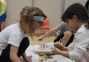 Dzieci lepią jeże podczas zajęć sensoplastyki.