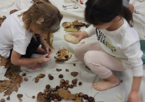 Dzieci lepią jeże podczas zajęć sensoplastyki.