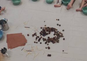 Dzieci lepią jeże podczas zajęć sensoplastyki.