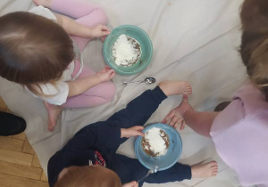 Dzieci lepią jeże podczas zajęć sensoplastyki.